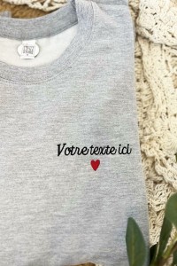 Pull personnalisé brodé | texte et coeur rouge